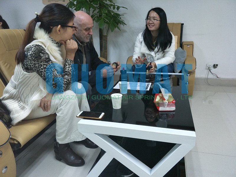 <strong> 意大利客戶Ivo親自到訪，商議定制空氣彈簧(圖文)</strong>